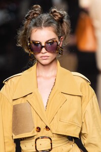 detail-defile-fendi-printemps-ete-2020-milan-detail-184.thumb.jpg.b8336d9fcebe1a7c4475a46bf0f8b6ac.jpg