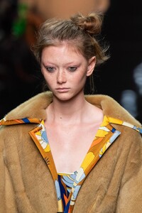 detail-defile-fendi-printemps-ete-2020-milan-detail-189.thumb.jpg.e67da3639acc6f342944e1066237096a.jpg