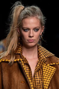 detail-defile-fendi-printemps-ete-2020-milan-detail-24.thumb.jpg.843cf005b8e6b12da5a185ce849f101f.jpg
