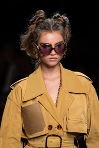detail-defile-fendi-printemps-ete-2020-milan-detail-58.thumb.jpg.7edf14c13ef461a885549d46cdf5649f.jpg