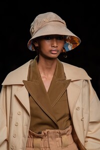 detail-defile-fendi-printemps-ete-2020-milan-detail-81.thumb.jpg.1d06dab38ac58bef6586649f54845c2d.jpg