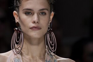 detail-defile-giorgio-armani-printemps-ete-2020-milan-detail-133.thumb.jpg.81badc1c2d885671ca1414ae9bcd5710.jpg