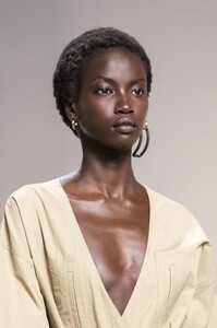 detail-defile-givenchy-printemps-ete-2020-paris-detail-102.thumb.jpg.250ef9b7949677a94a7a0df084bfe5fe.jpg