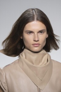 detail-defile-givenchy-printemps-ete-2020-paris-detail-21.thumb.jpg.f063d288afce55a1e447e86caab8798c.jpg