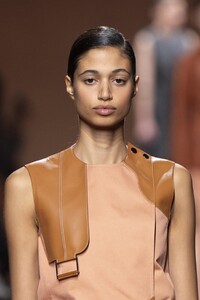 detail-defile-hermes-printemps-ete-2020-paris-detail-10.thumb.jpg.14e793f3ef48e15fb7b6ceb88b3fe6d4.jpg