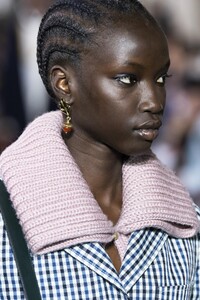 detail-defile-lanvin-automne-hiver-2020-2021-paris-detail-130.thumb.jpg.093c58cb8bf0f6775deb23a8c8ddd9bb.jpg
