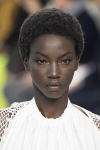 detail-defile-loewe-printemps-ete-2020-paris-detail-50.thumb.jpg.66e755771177c110a3d4bf10c6dfa048.jpg