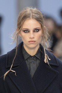 detail-defile-max-mara-automne-hiver-2020-2021-milan-detail-11.thumb.jpg.420400ff12c5b7916af460d159127d09.jpg