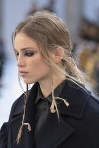 detail-defile-max-mara-automne-hiver-2020-2021-milan-detail-13.thumb.jpg.be12330307458edea0b8d6fcd4bf7b57.jpg