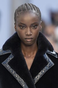 detail-defile-max-mara-automne-hiver-2020-2021-milan-detail-7.thumb.jpg.9e1043a4161a8abd4c17d09c3add394c.jpg