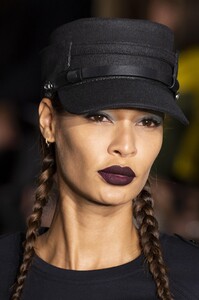detail-defile-max-mara-printemps-ete-2020-milan-detail-170.thumb.jpg.4f18eaea0b7e103c02a8eaf10500e417.jpg