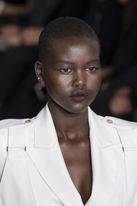 detail-defile-max-mara-printemps-ete-2020-milan-detail-177.thumb.jpg.8f40c6c261ea19e455d0a012918103e6.jpg