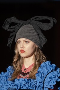 detail-defile-molly-goddard-automne-hiver-2020-2021-londres-detail-1.thumb.jpg.095f18bf6f42628f57ff2cfcea5380ab.jpg