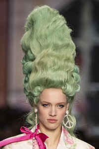 detail-defile-moschino-automne-hiver-2020-2021-milan-detail-178.thumb.jpg.560d563253a4ca4ee9564f441b5f0718.jpg