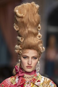 detail-defile-moschino-automne-hiver-2020-2021-milan-detail-200.thumb.jpg.10dab6c45643306a37f1cd8af1b69b8c.jpg