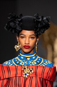 detail-defile-moschino-printemps-ete-2020-milan-detail-108.thumb.jpg.a506b8ff17c6064844421e8b5e02b477.jpg