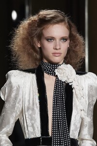 detail-defile-philosophy-di-lorenzo-serafini-automne-hiver-2020-2021-milan-detail-132.thumb.jpg.cc64625849056b5bbdb001ea62597230.jpg