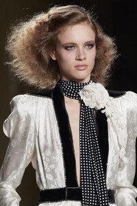 detail-defile-philosophy-di-lorenzo-serafini-automne-hiver-2020-2021-milan-detail-133.thumb.jpg.54e5ed79fa868af46f1fa91f94f01efe.jpg