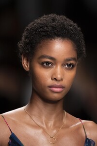 detail-defile-philosophy-di-lorenzo-serafini-printemps-ete-2020-milan-detail-45.thumb.jpg.e44093762701569b95119f240ae9e559.jpg