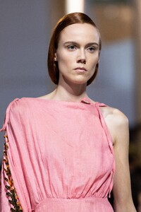 detail-defile-prada-printemps-ete-2020-milan-detail-94.thumb.jpg.833527791c290d06a65a66908573a722.jpg