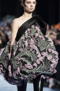 detail-defile-richard-quinn-automne-hiver-2020-2021-londres-detail-131.thumb.jpg.0ff37a71231ebd3be108f63796a3fd4f.jpg