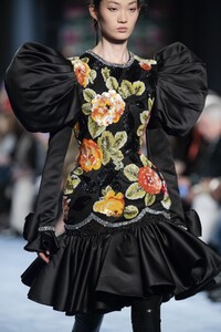 detail-defile-richard-quinn-automne-hiver-2020-2021-londres-detail-64.thumb.jpg.500fe4f0cad624ae4b430c51306678f3.jpg