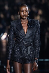 detail-defile-saint-laurent-printemps-ete-2020-paris-detail-60.thumb.jpg.fb2f4c1c639f50d6ee45a23cf634e2dc.jpg