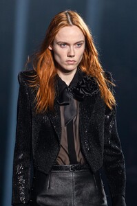 detail-defile-saint-laurent-printemps-ete-2020-paris-detail-77.thumb.jpg.5c1cb17124c686ea511fce4fd854ea6c.jpg