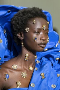 detail-defile-schiaparelli-printemps-ete-2020-paris-detail-34.thumb.jpg.0457206cc54265a8b3d6311ec89e427a.jpg