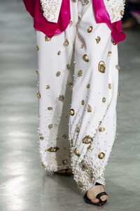 detail-defile-schiaparelli-printemps-ete-2020-paris-detail-37.thumb.jpg.23eca590de5acef1ed509292e5db1308.jpg
