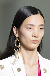 detail-defile-schiaparelli-printemps-ete-2020-paris-detail-38.thumb.jpg.8618939fd401250b252e9d9069a3e9c9.jpg