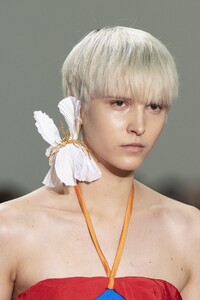 detail-defile-schiaparelli-printemps-ete-2020-paris-detail-40.thumb.jpg.f0386c3f1222a9a2534a08148223fe65.jpg