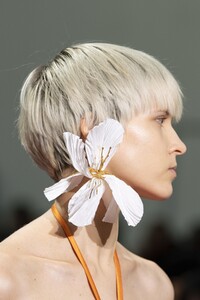 detail-defile-schiaparelli-printemps-ete-2020-paris-detail-41.thumb.jpg.15c29a8a55649d3bbd07dcf96a19b673.jpg