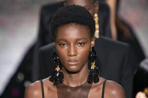 detail-defile-schiaparelli-printemps-ete-2020-paris-detail-64.thumb.jpg.0372140cd96d4a5b6dcb677ad8e3905f.jpg
