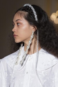 detail-defile-simone-rocha-automne-hiver-2020-2021-londres-detail-11.thumb.jpg.ee09acb1cc573033bebeee821b5d2e4d.jpg