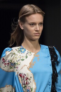 detail-defile-tory-burch-automne-hiver-2020-2021-new-york-detail-41.thumb.jpg.30f2837461fd1fe1b3b893e65d1dfa24.jpg