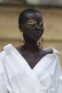detail-defile-valentino-printemps-ete-2020-paris-detail-147.thumb.jpg.a937a00a72201353934c8dd6bf9d9d0d.jpg