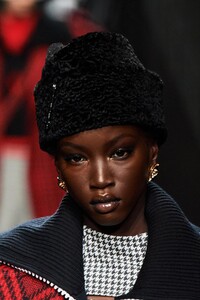 detail-defile-versace-automne-hiver-2020-2021-milan-detail-163.thumb.jpg.0f50572296bc99c120e32e13a504104f.jpg