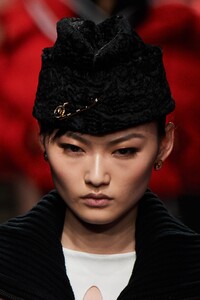 detail-defile-versace-automne-hiver-2020-2021-milan-detail-175.thumb.jpg.0d4a76d0b4a3bf3edbaf342de4d40b04.jpg