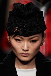 detail-defile-versace-automne-hiver-2020-2021-milan-detail-176.thumb.jpg.662dca4d35e73793b0fb6b996e32b867.jpg