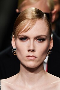detail-defile-versace-automne-hiver-2020-2021-milan-detail-236.thumb.jpg.e4a8c2fc590918a8dcc06f20e8b66883.jpg