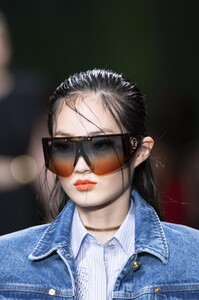 detail-defile-versace-printemps-ete-2020-milan-detail-30.thumb.jpg.0c751b1a34441a6c8fd60322309997f3.jpg