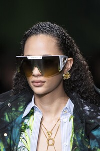 detail-defile-versace-printemps-ete-2020-milan-detail-42.thumb.jpg.8ac24b9538e88f440c228c6a358defa7.jpg