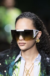 detail-defile-versace-printemps-ete-2020-milan-detail-43.thumb.jpg.4982ac08304541fd3274a25cb0f76a9d.jpg