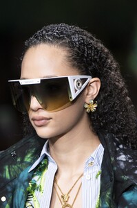 detail-defile-versace-printemps-ete-2020-milan-detail-44.thumb.jpg.6218030ac0798a752a549fcc305e6b41.jpg