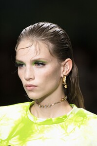 detail-defile-versace-printemps-ete-2020-milan-detail-50.thumb.jpg.51f42201ef47bb82f1084e6485d315f7.jpg