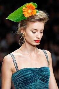 dolcegabbana_0070.thumb.jpg.8278b3c859ee61f725f45a89ee71a0df.jpg