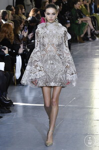 elie-saab-css20-0004-2e51ab.thumb.jpg.4fa76a891ce0d01197eb223aa9995ccf.jpg