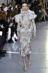elie-saab-css20-0007-43ce38.thumb.jpg.8618d023f7527b1cdb32cc27349d6fb9.jpg