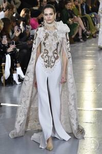 elie-saab-css20-0008-3ccefe.thumb.jpg.3c834b8788f6713d116d8b1d0023be50.jpg